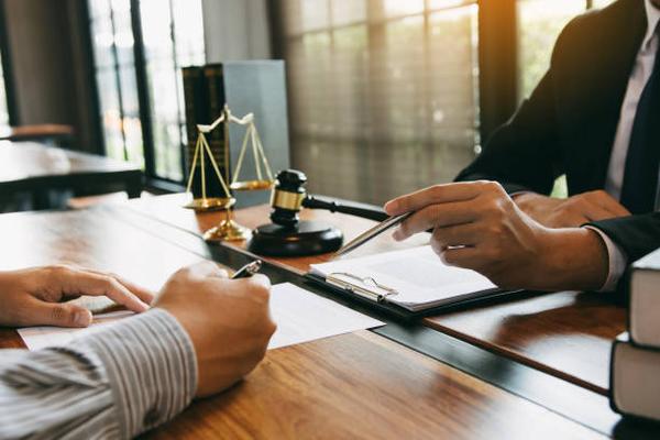 What to Expect When Working with a Champaign Criminal Lawyer